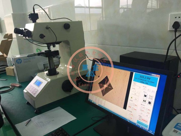 老客戶推薦新客戶選用我廠HVS-1000A型數顯顯微硬度計：現場安裝照片（圖像清晰質感、測試精度高）